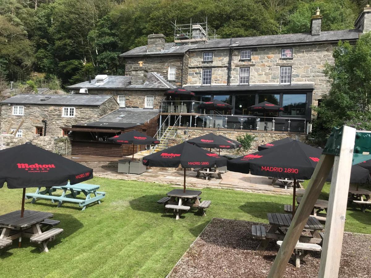 Grapes Hotel, Bar & Restaurant Snowdonia Nr Zip World Blaenau Ffestiniog Bagian luar foto